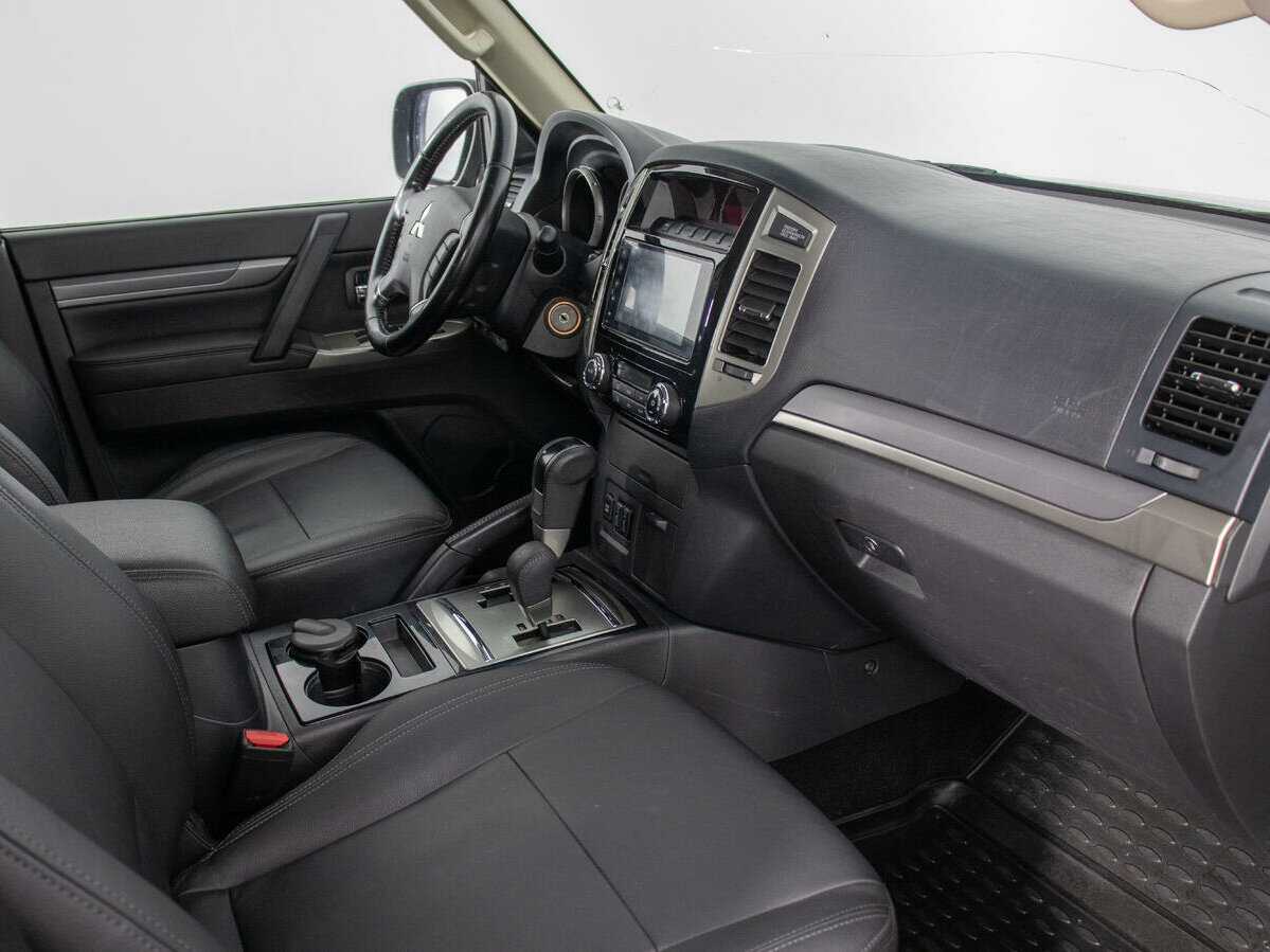 Mitsubishi Pajero с пробегом — 2017 год. Фото: #8