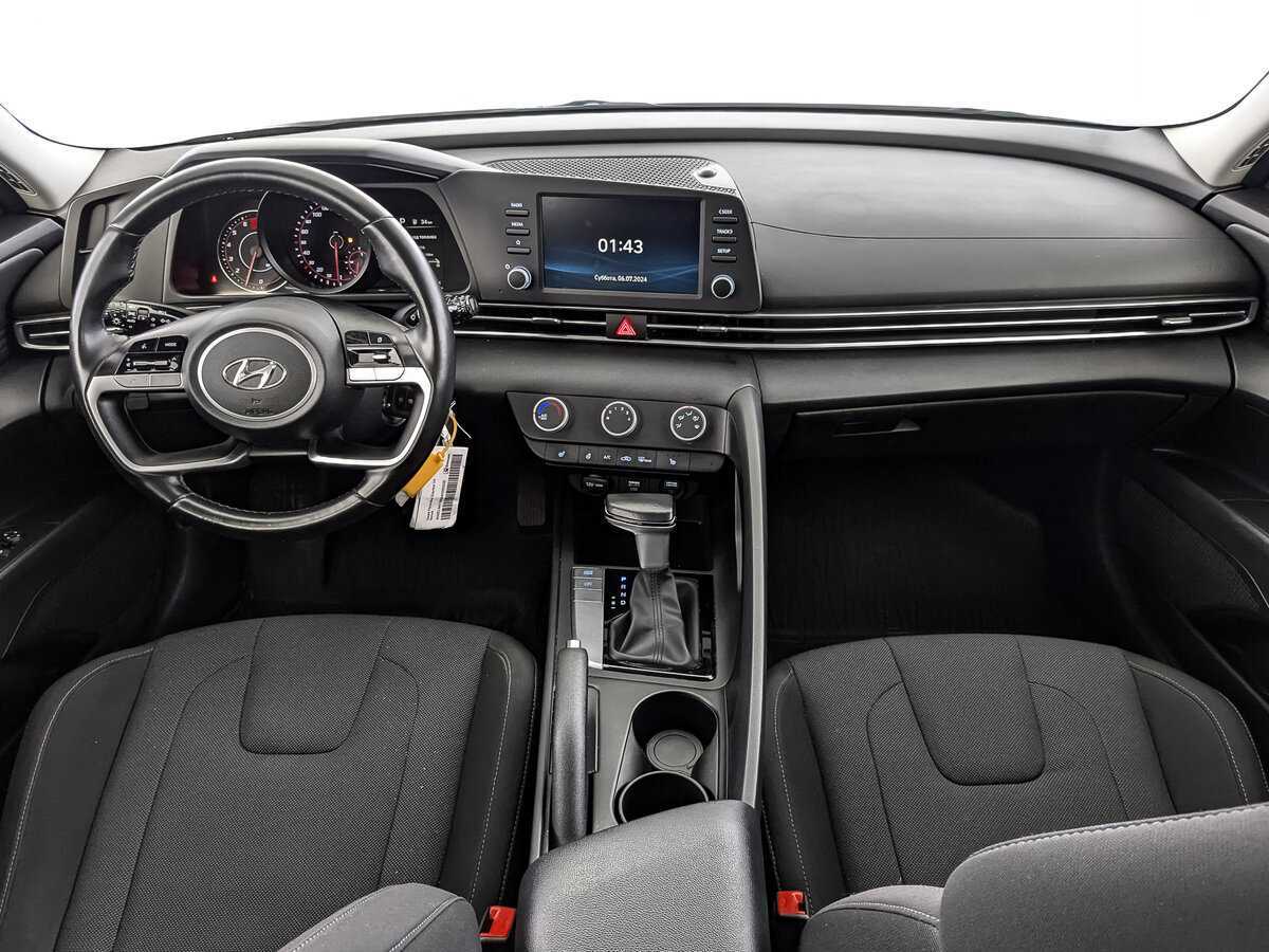 Hyundai Elantra с пробегом — 2021 год. Фото: #9