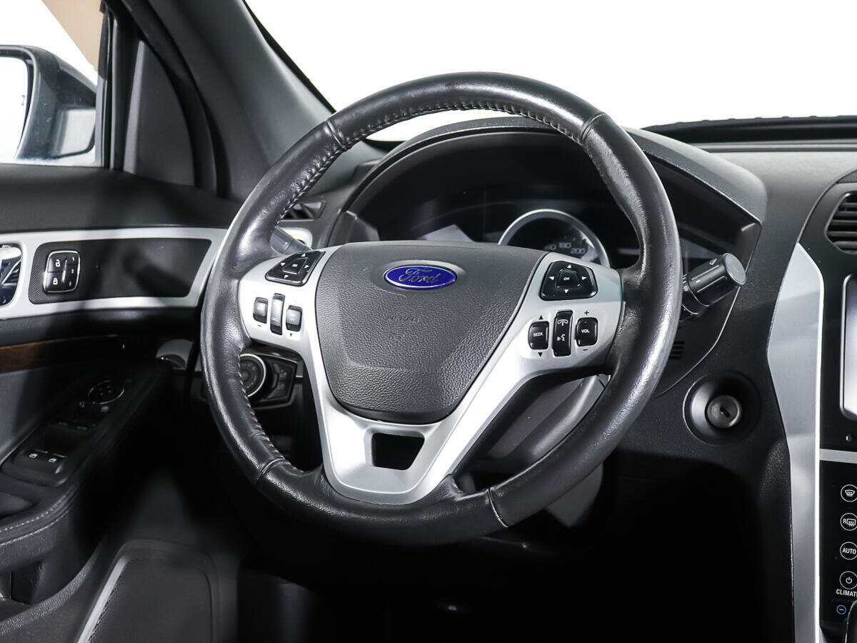 Ford Explorer с пробегом — 2013 год. Фото: #17