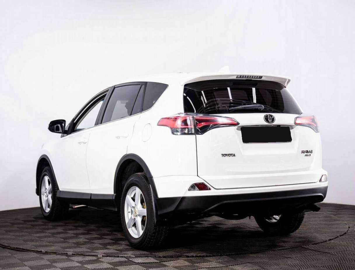 Toyota RAV4 с пробегом — 2017 год. Фото: #3