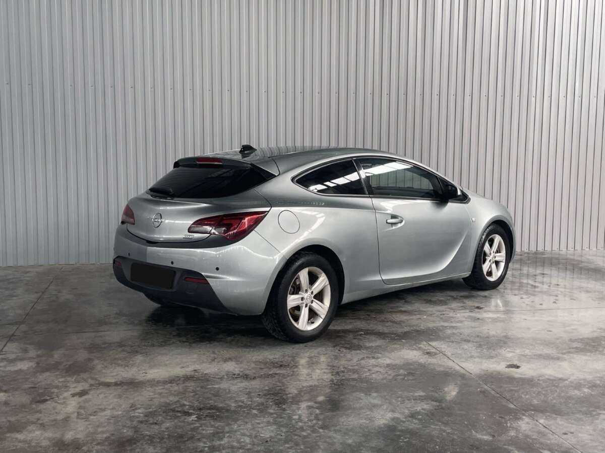 Opel Astra с пробегом — 2012 год. Фото: #4