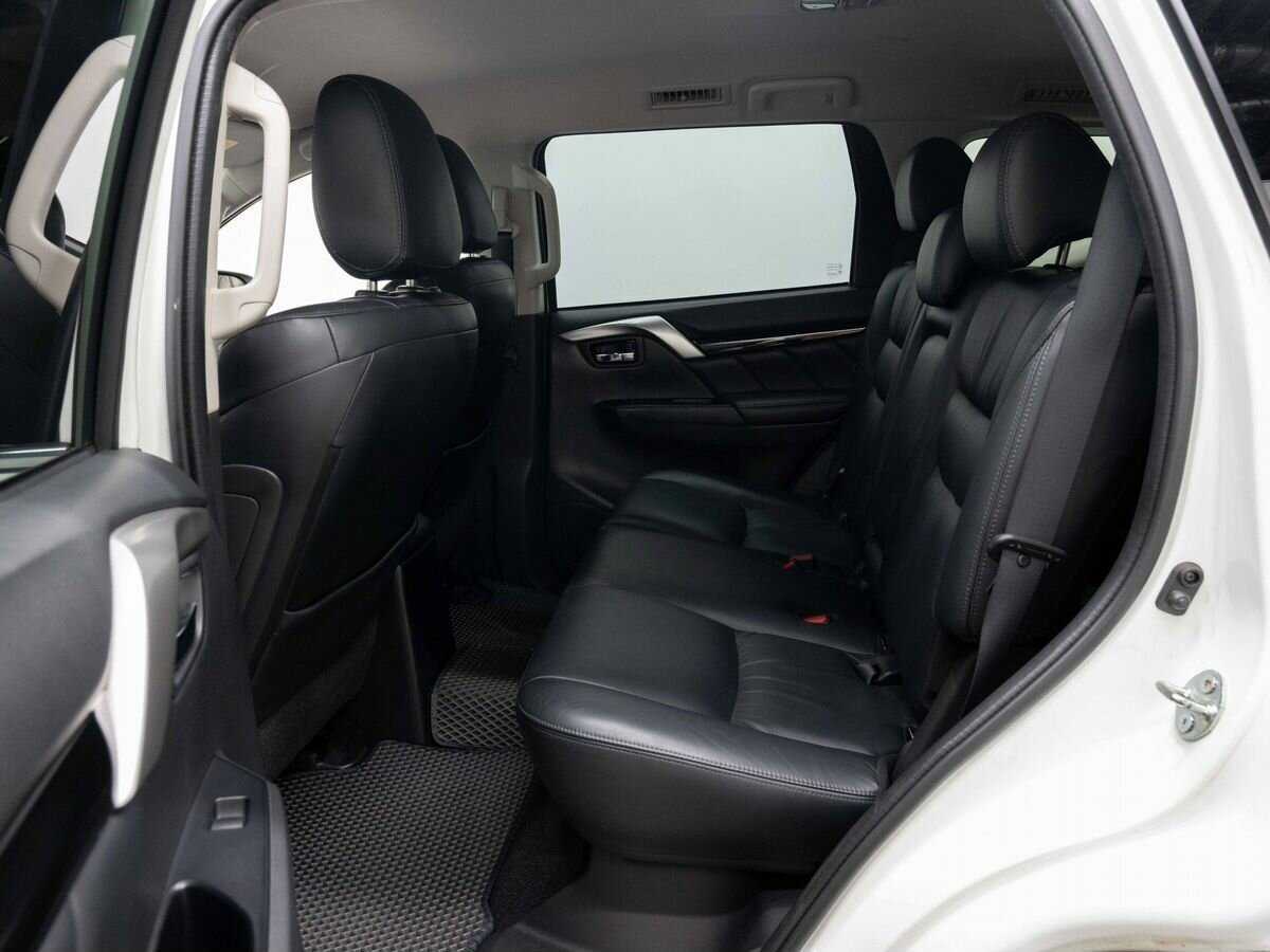 Mitsubishi Pajero Sport с пробегом — 2017 год. Фото: #8