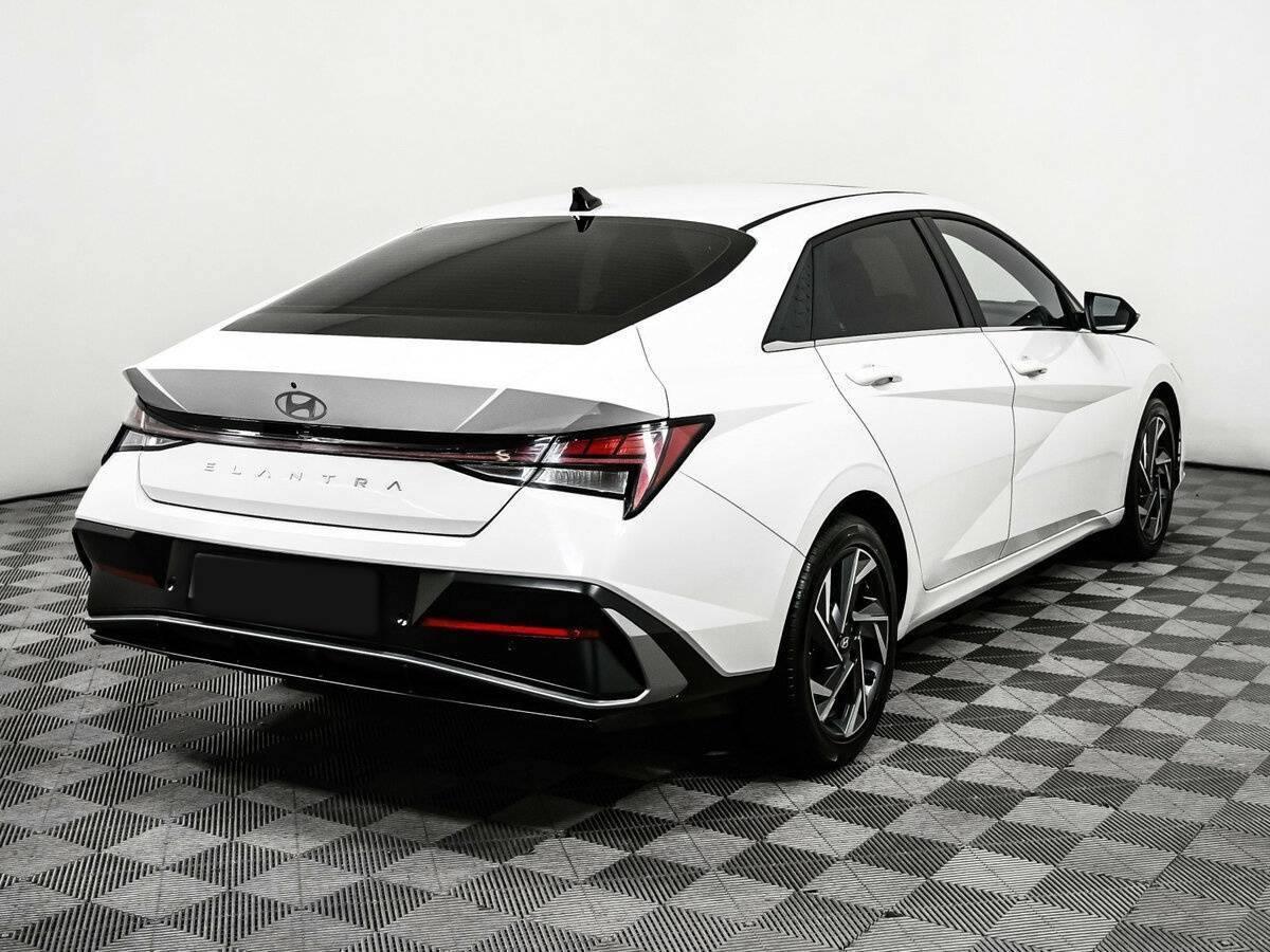 Hyundai Elantra с пробегом — 2023 год. Фото: #4