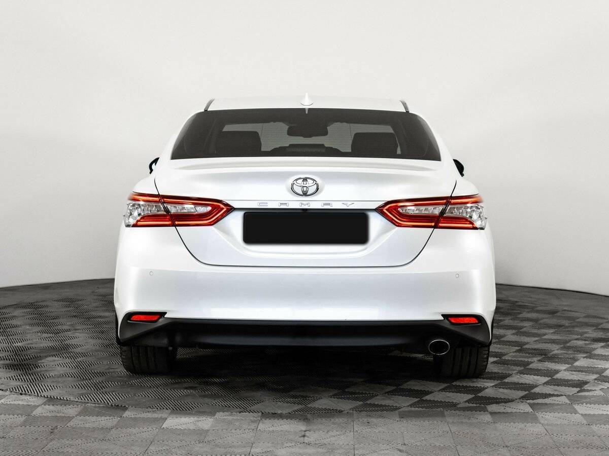 Toyota Camry с пробегом — 2018 год. Фото: #6