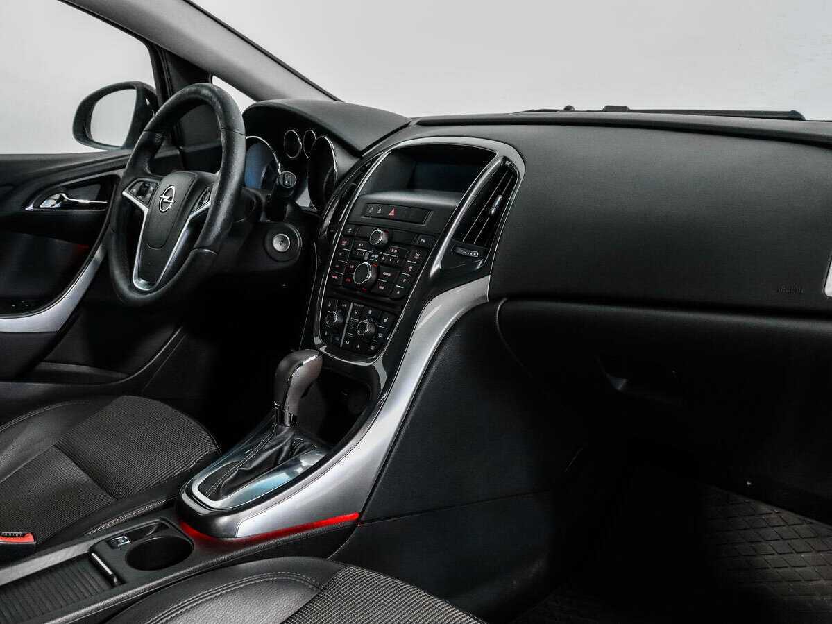 Opel Astra с пробегом — 2013 год. Фото: #10