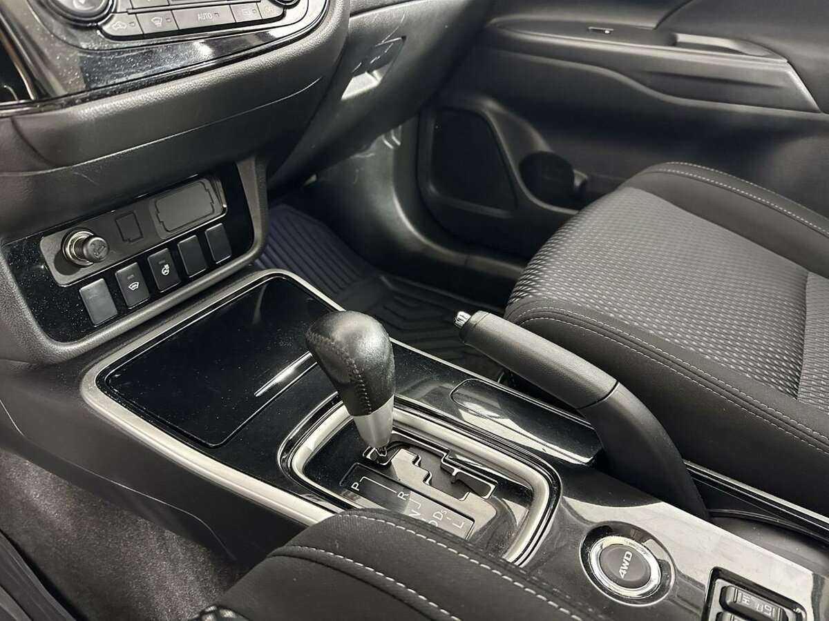 Mitsubishi Outlander с пробегом — 2017 год. Фото: #12