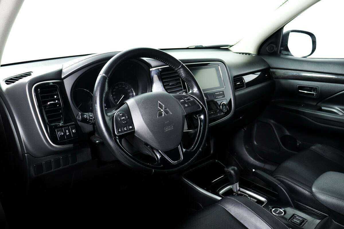 Mitsubishi Outlander с пробегом — 2018 год. Фото: #10