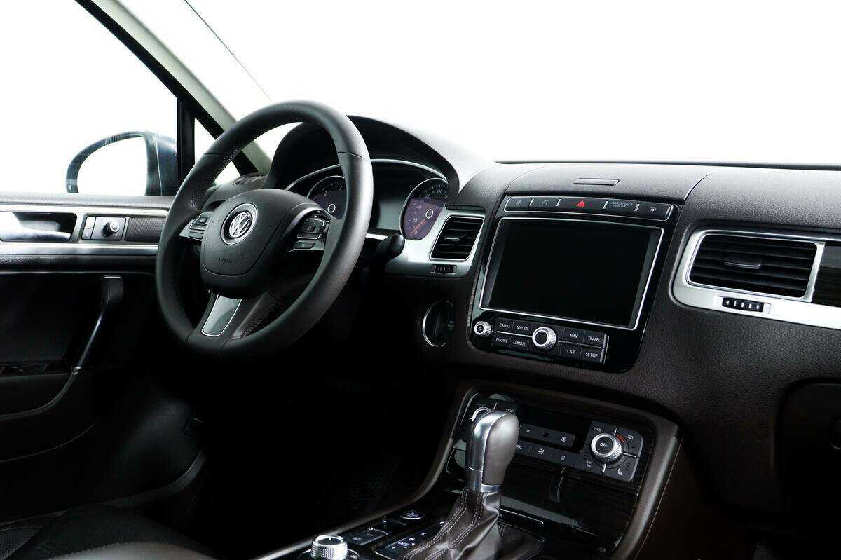 Volkswagen Touareg с пробегом — 2015 год. Фото: #8