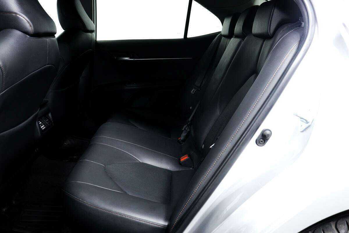 Toyota Camry с пробегом — 2018 год. Фото: #11