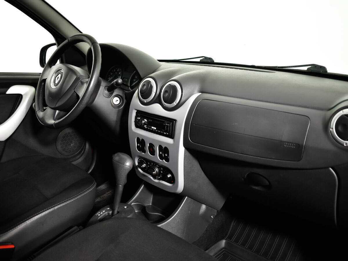 Renault Sandero с пробегом — 2012 год. Фото: #8