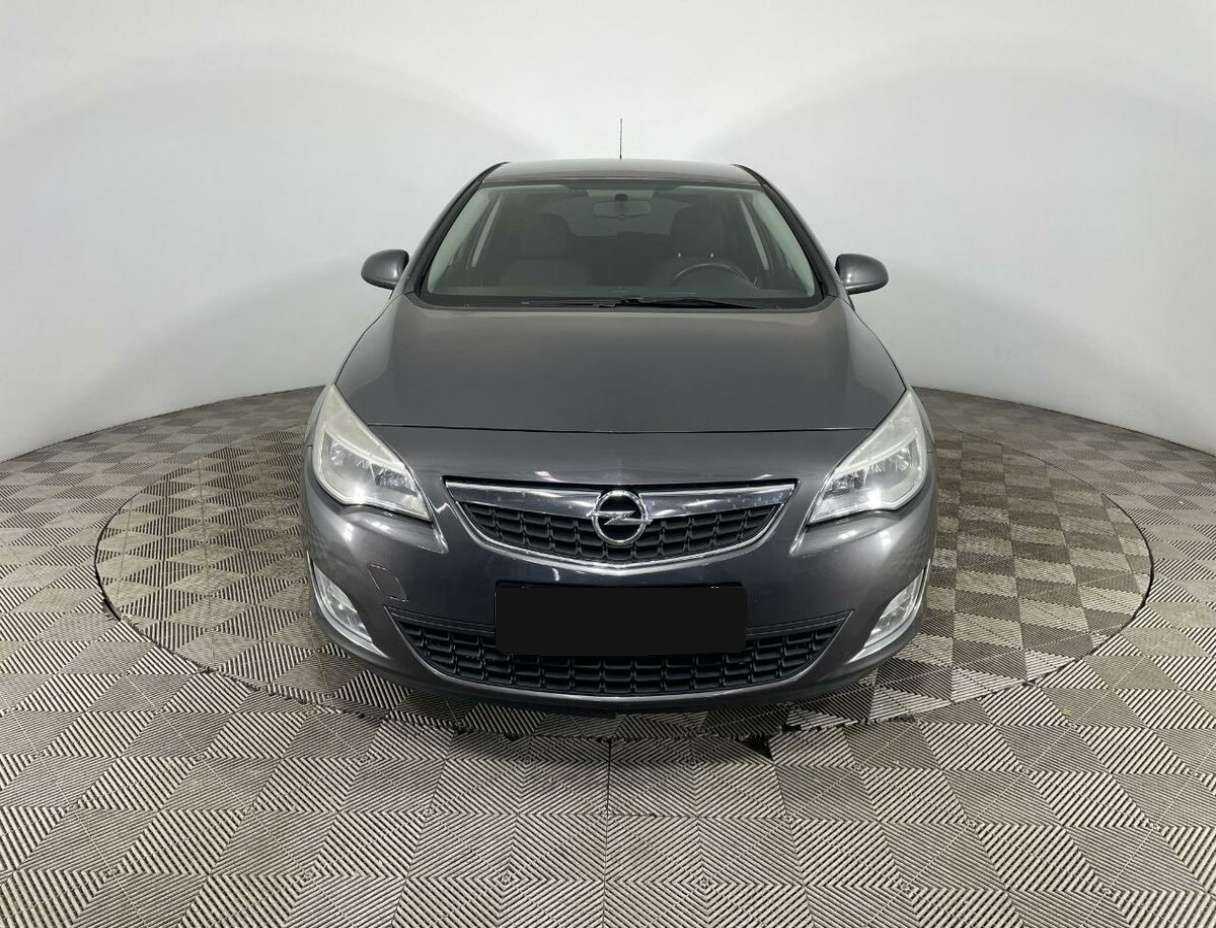Opel Astra с пробегом — 2012 год. Фото: #1