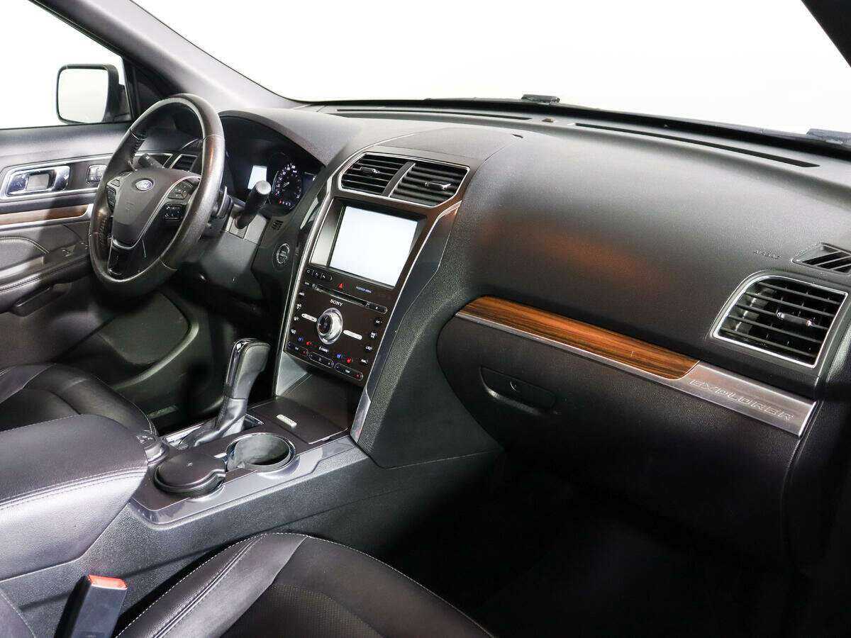 Ford Explorer с пробегом — 2016 год. Фото: #6