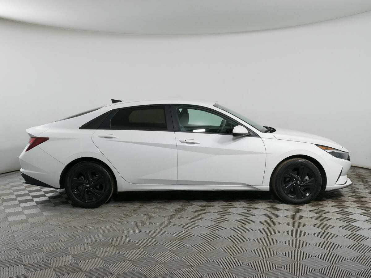 Hyundai Elantra с пробегом — 2021 год. Фото: #3