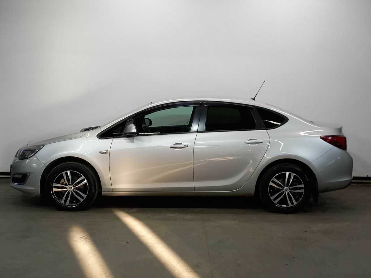 Opel Astra с пробегом — 2012 год. Фото: #7