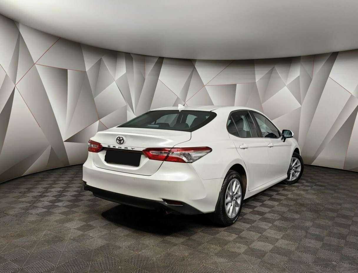 Toyota Camry с пробегом — 2021 год. Фото: #1