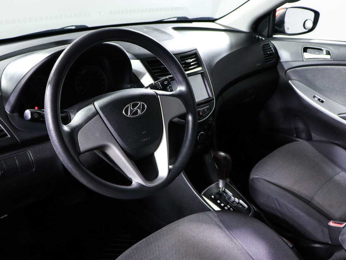 Hyundai Solaris с пробегом — 2013 год. Фото: #11