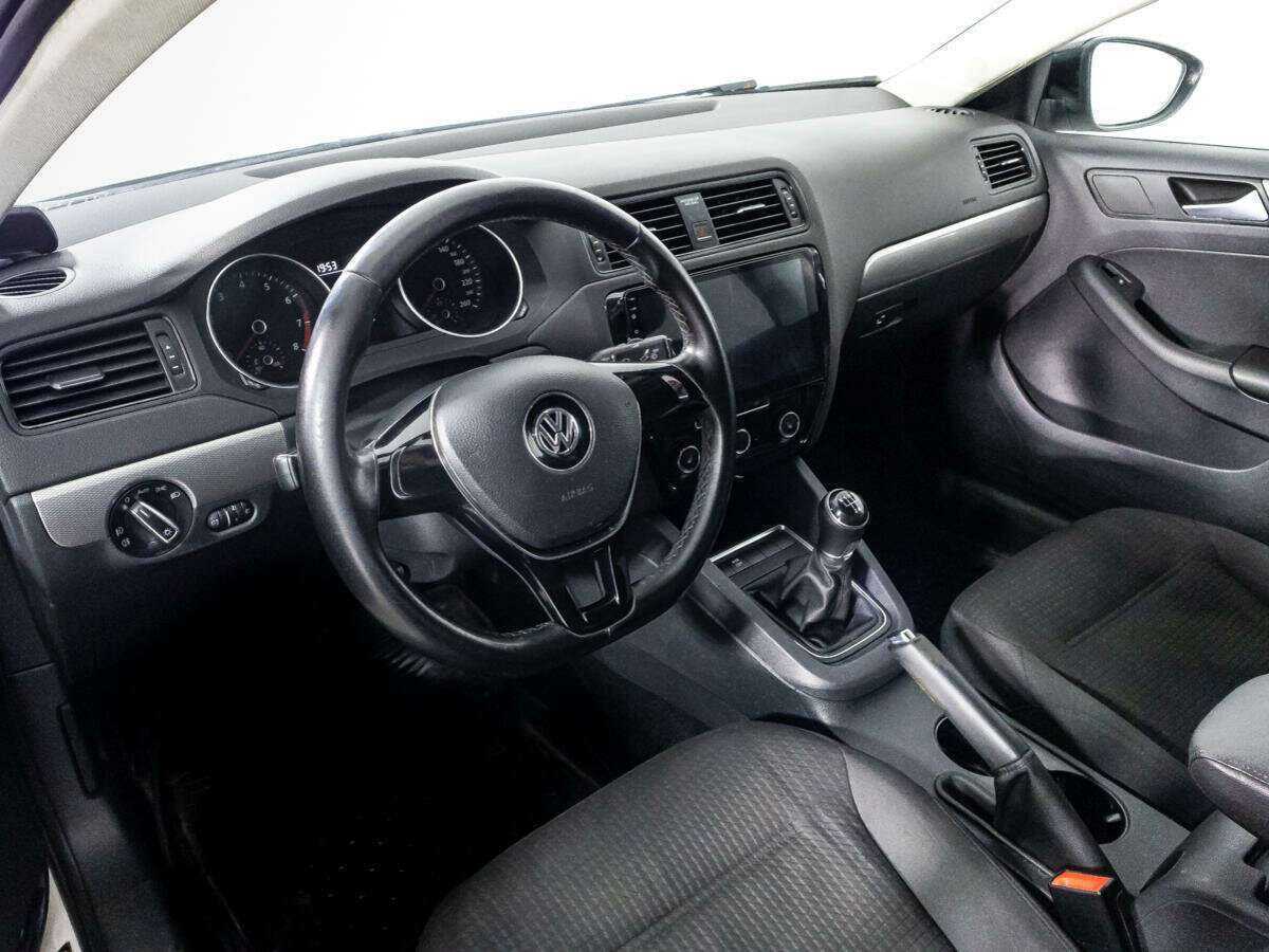 Volkswagen Jetta с пробегом — 2015 год. Фото: #10