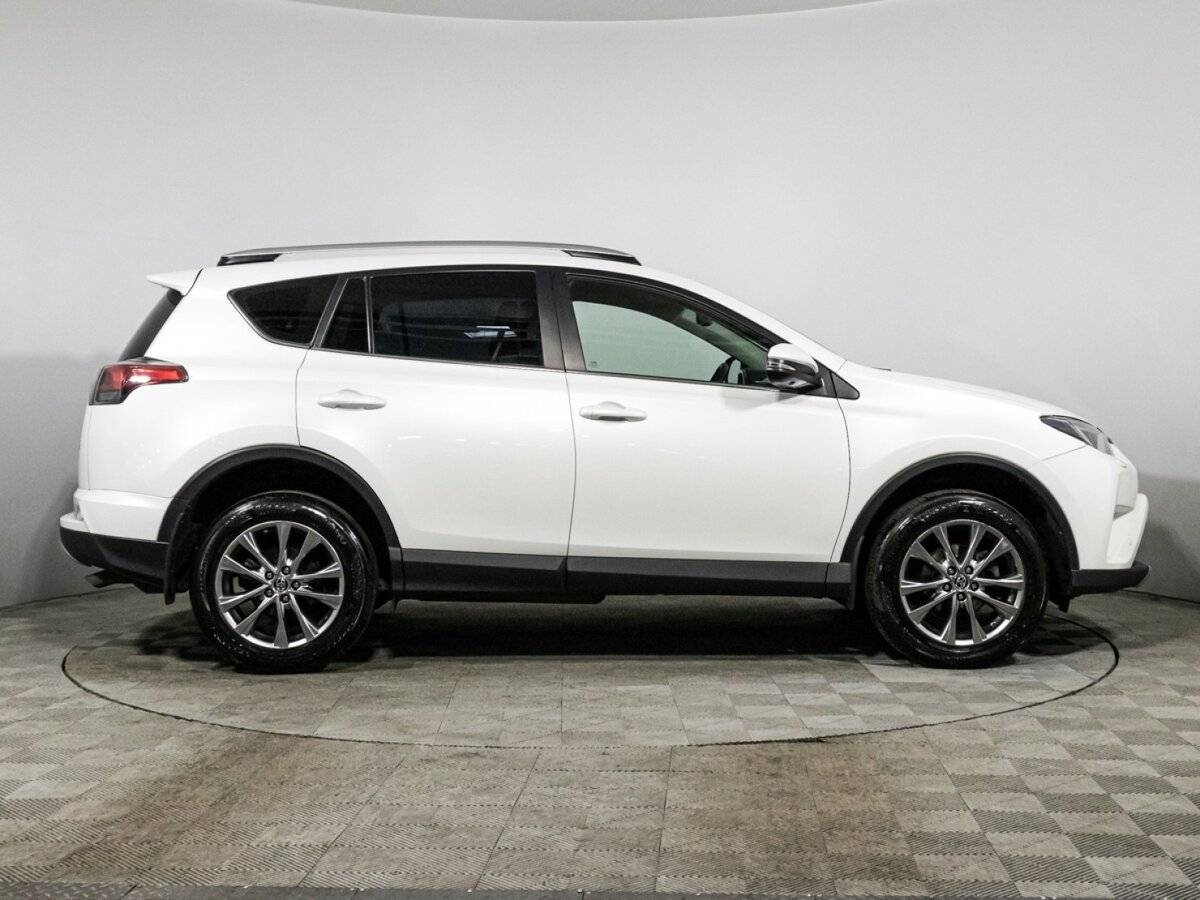Toyota RAV4 с пробегом — 2018 год. Фото: #3