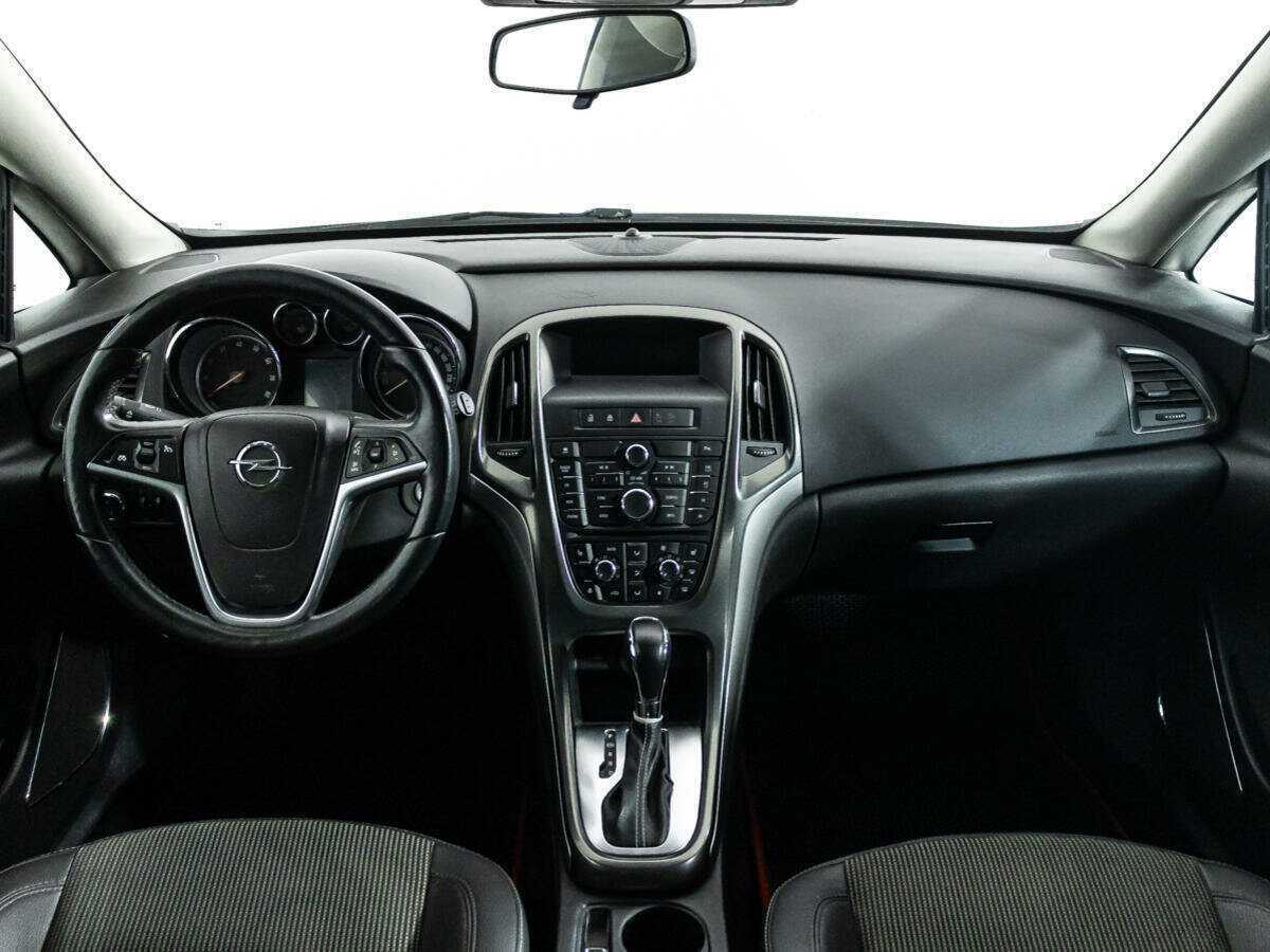 Opel Astra с пробегом — 2012 год. Фото: #12