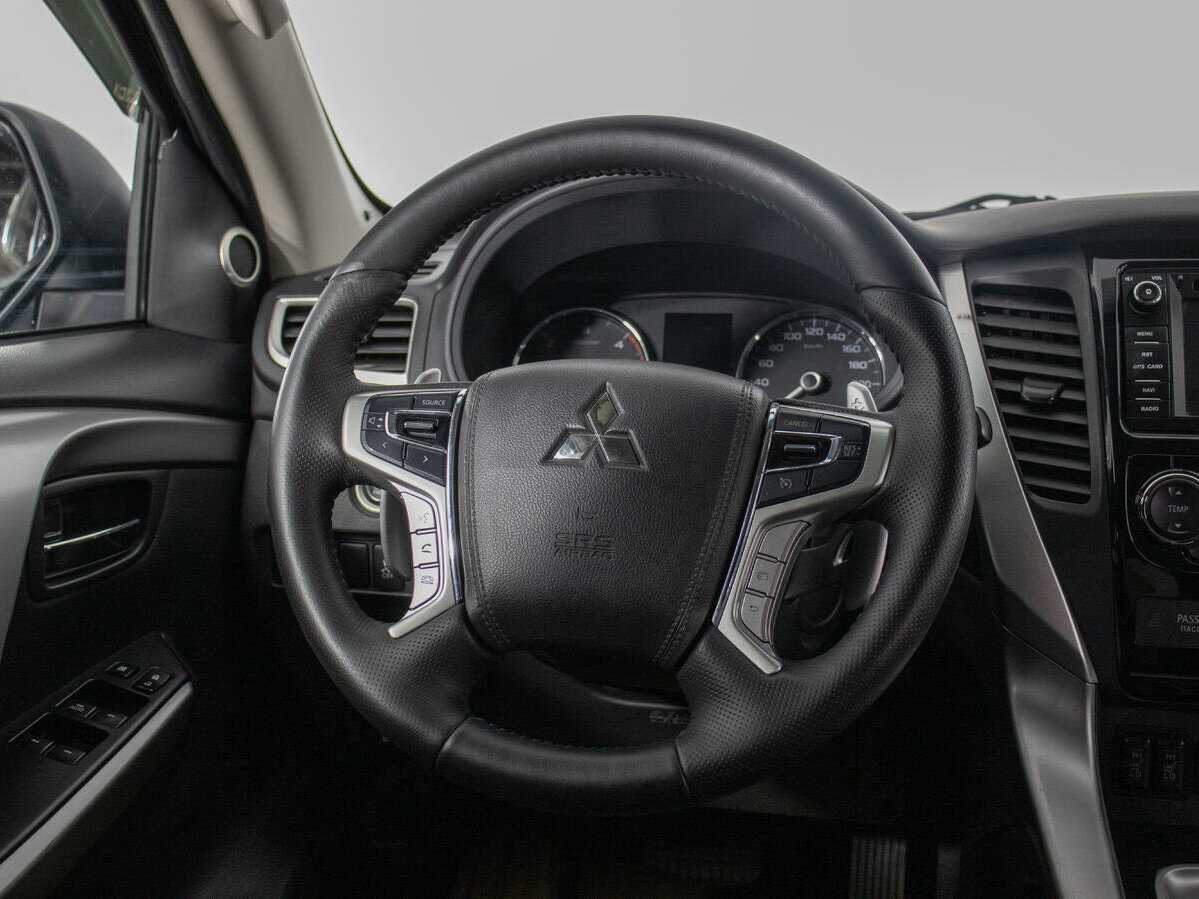 Mitsubishi Pajero Sport с пробегом — 2017 год. Фото: #15