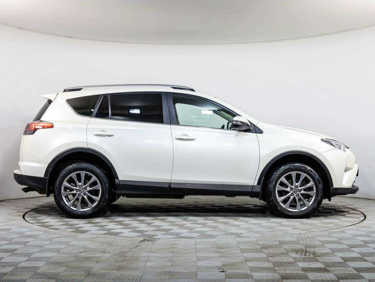 Toyota RAV4 с пробегом — 2018 год. Фото: #2