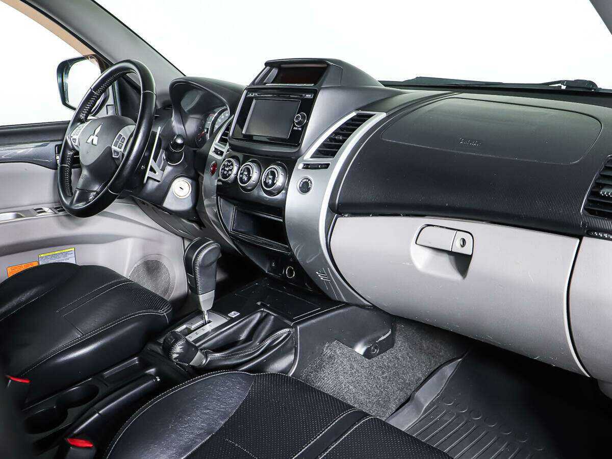 Mitsubishi Pajero Sport с пробегом — 2014 год. Фото: #7
