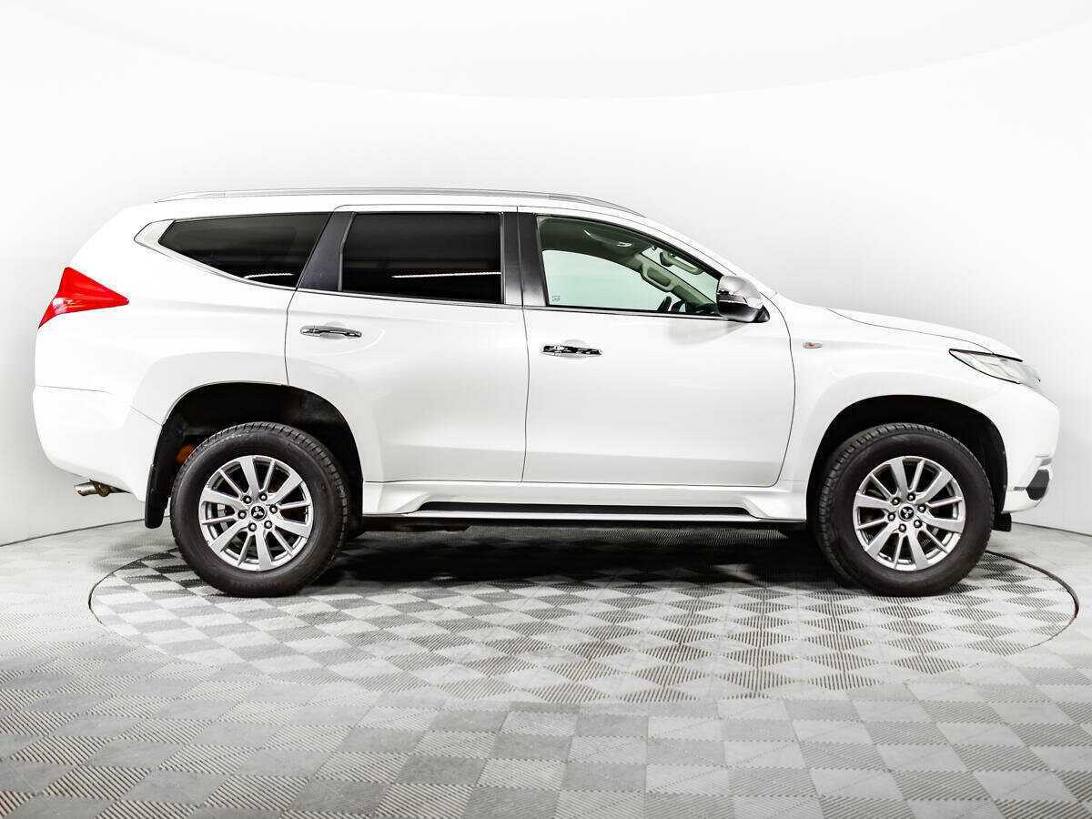 Mitsubishi Pajero Sport с пробегом — 2017 год. Фото: #3