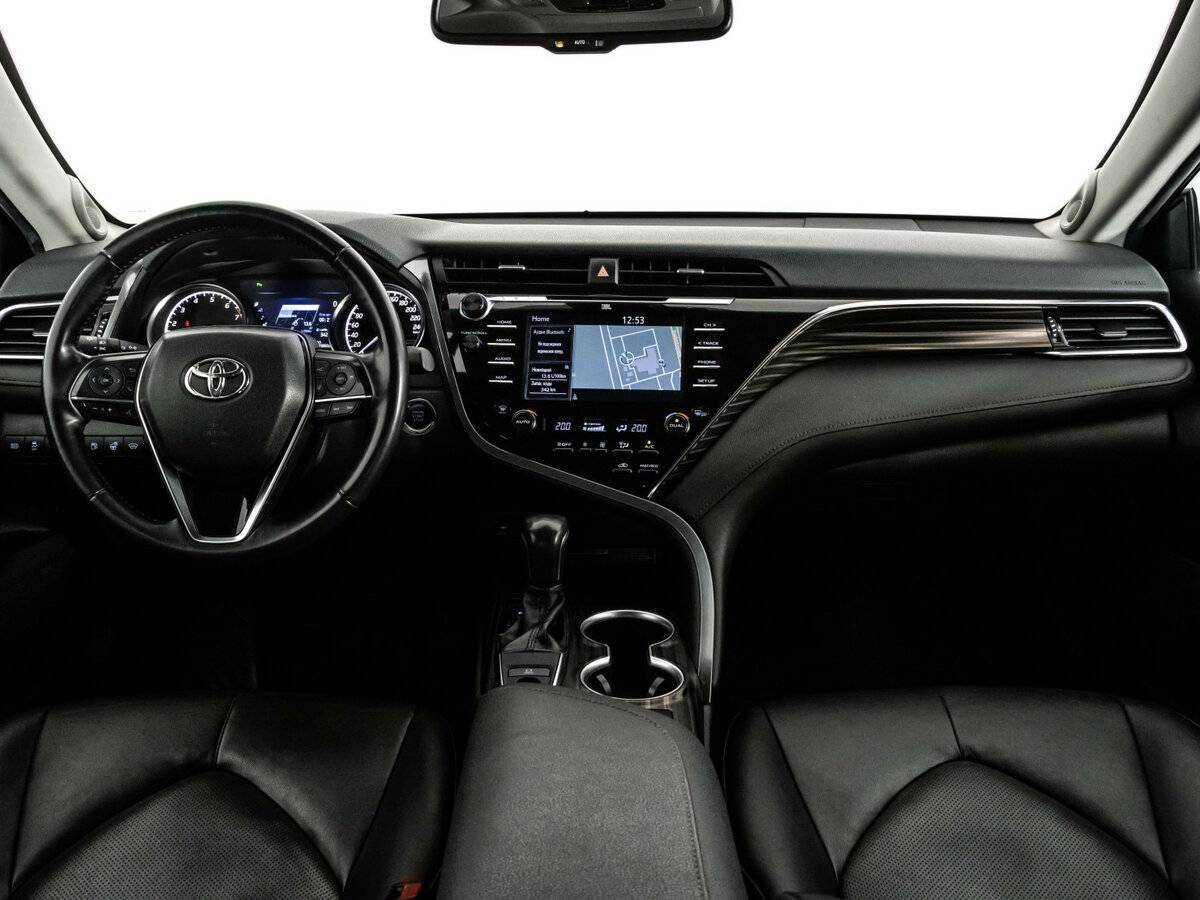 Toyota Camry с пробегом — 2018 год. Фото: #10