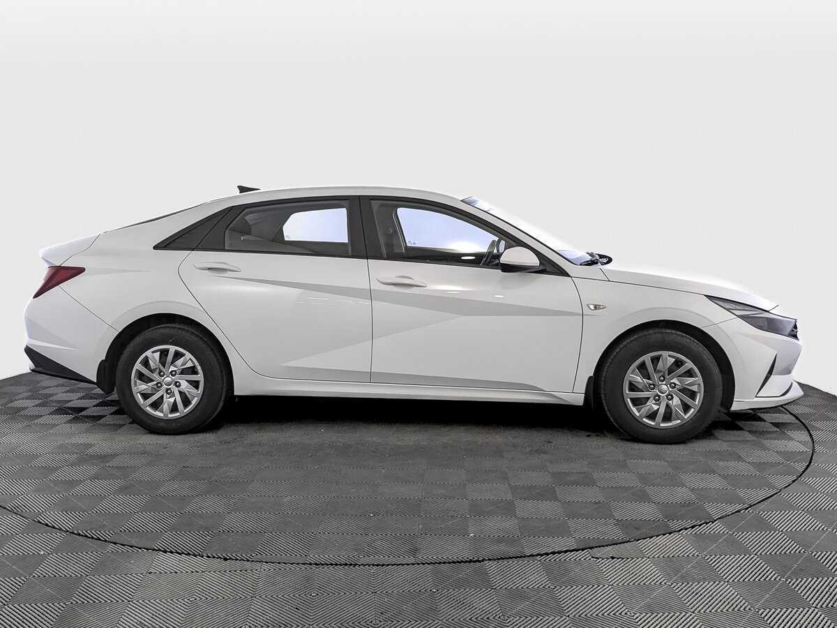 Hyundai Elantra с пробегом — 2021 год. Фото: #3