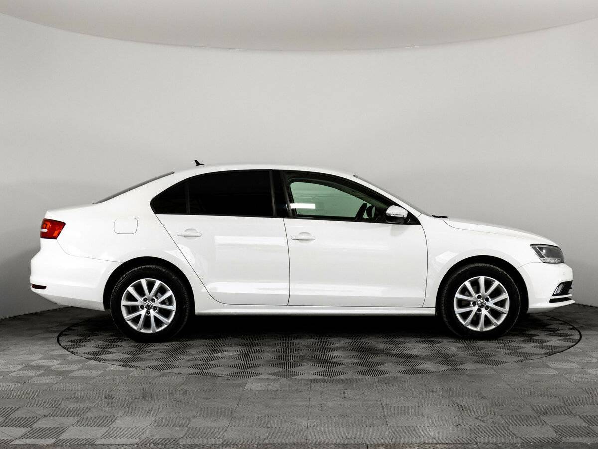 Volkswagen Jetta с пробегом — 2015 год. Фото: #3