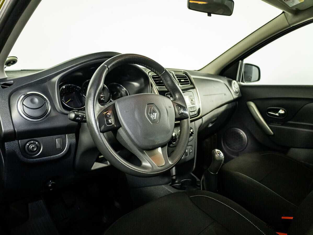 Renault Sandero с пробегом — 2017 год. Фото: #9