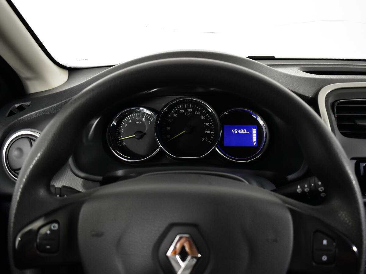 Renault Sandero с пробегом — 2017 год. Фото: #8