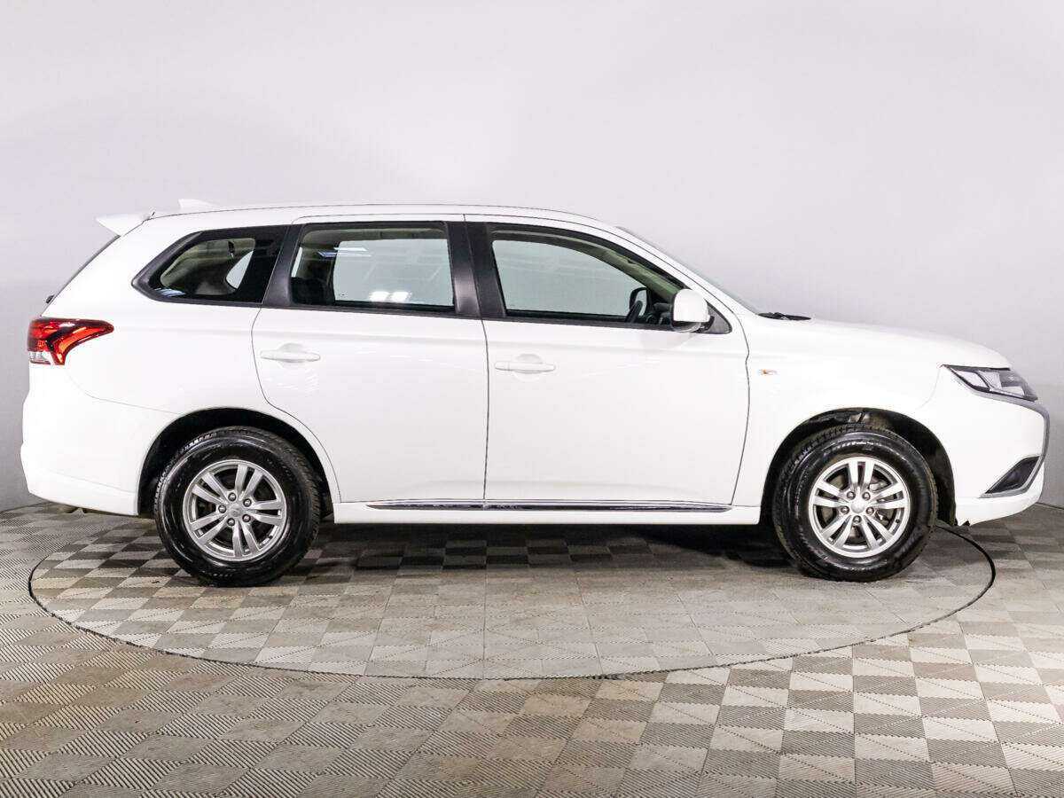 Mitsubishi Outlander с пробегом — 2022 год. Фото: #3
