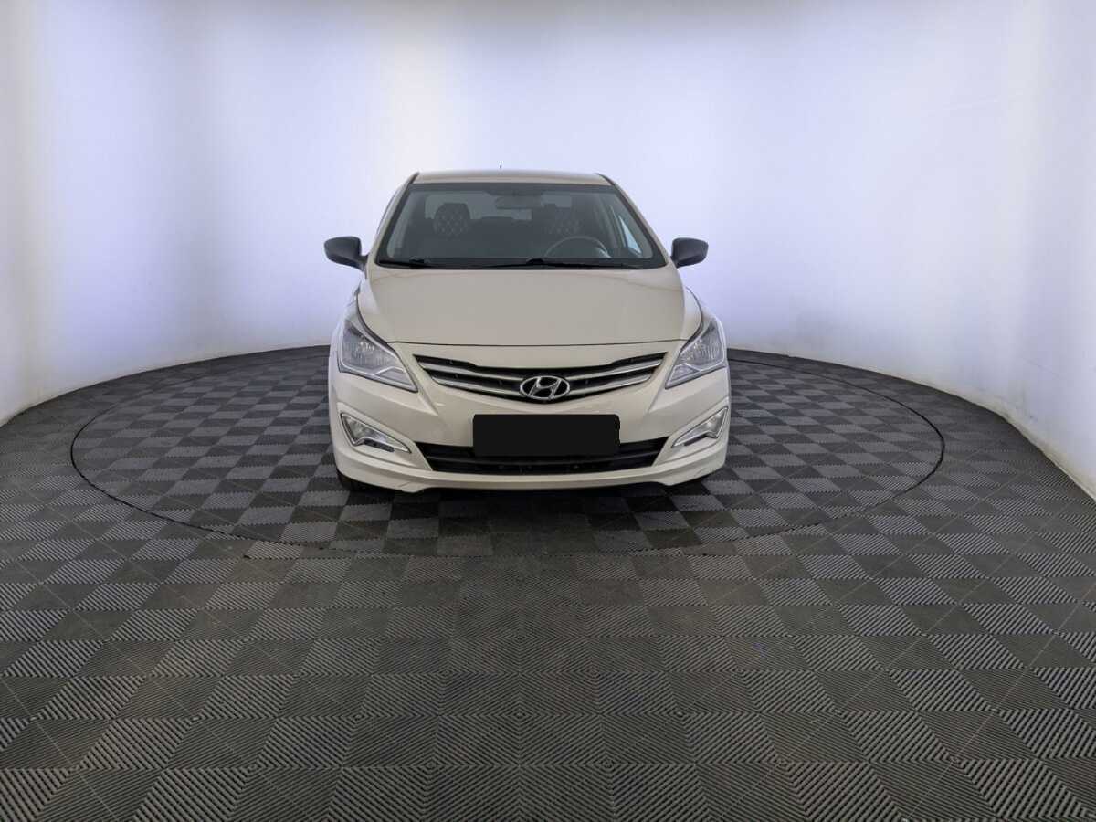 Hyundai Solaris с пробегом — 2015 год. Фото: #1