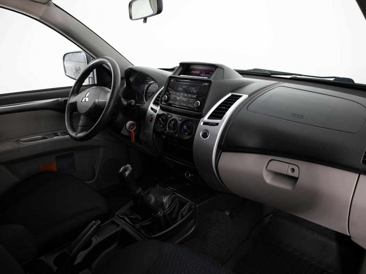 Mitsubishi Pajero Sport с пробегом — 2014 год. Фото: #15