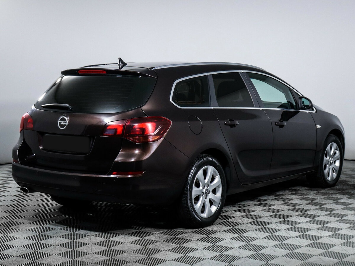 Opel Astra с пробегом — 2012 год. Фото: #3