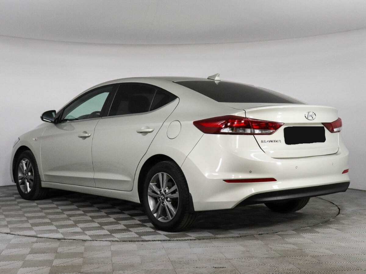 Hyundai Elantra с пробегом — 2017 год. Фото: #6