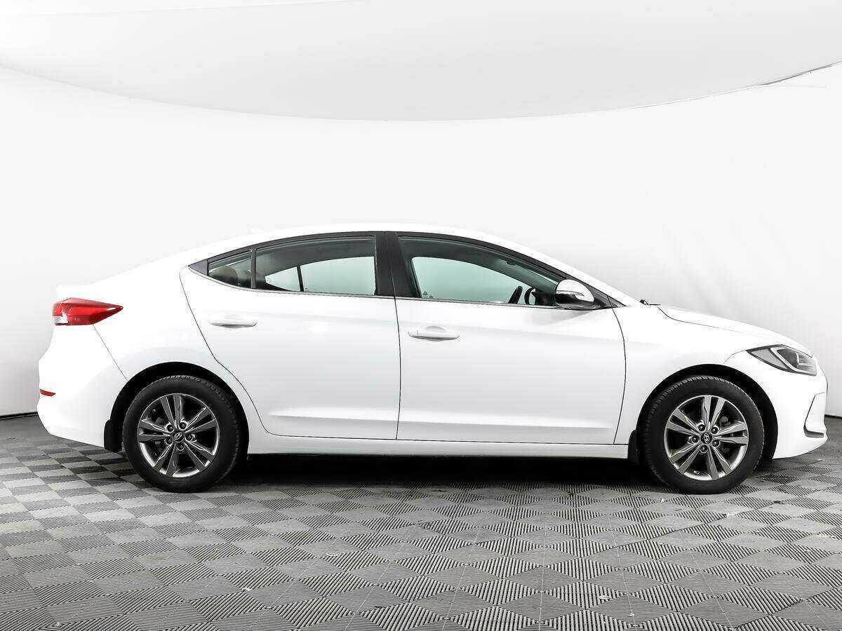 Hyundai Elantra с пробегом — 2017 год. Фото: #3