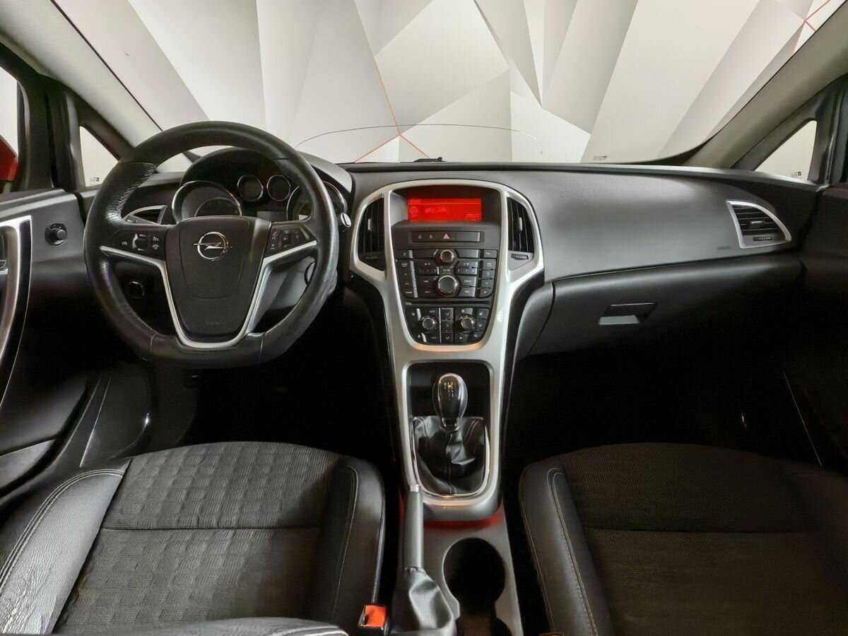 Opel Astra с пробегом — 2012 год. Фото: #9