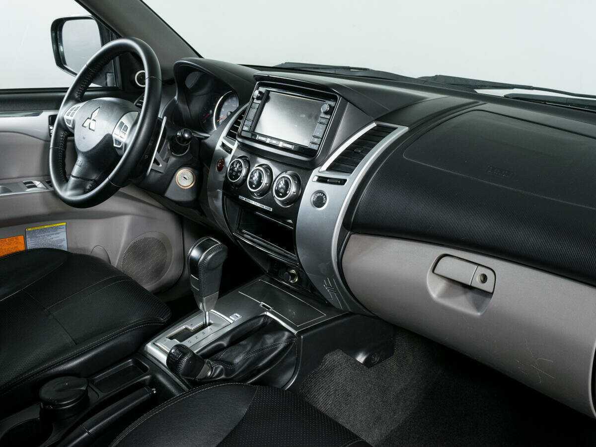 Mitsubishi Pajero Sport с пробегом — 2013 год. Фото: #9