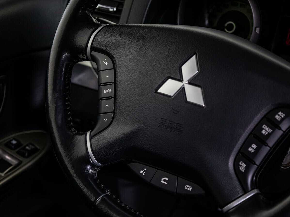Mitsubishi Pajero с пробегом — 2017 год. Фото: #18