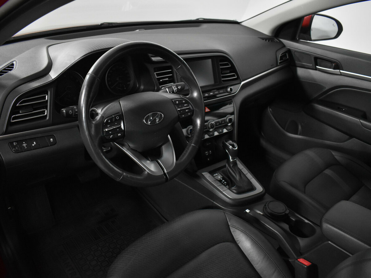 Hyundai Elantra с пробегом — 2019 год. Фото: #6