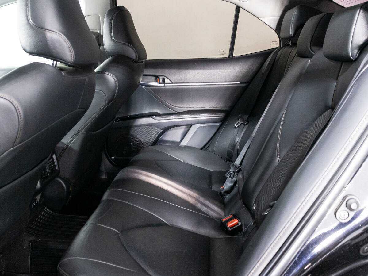 Toyota Camry с пробегом — 2018 год. Фото: #9
