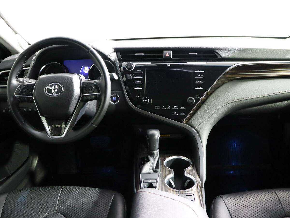 Toyota Camry с пробегом — 2018 год. Фото: #9