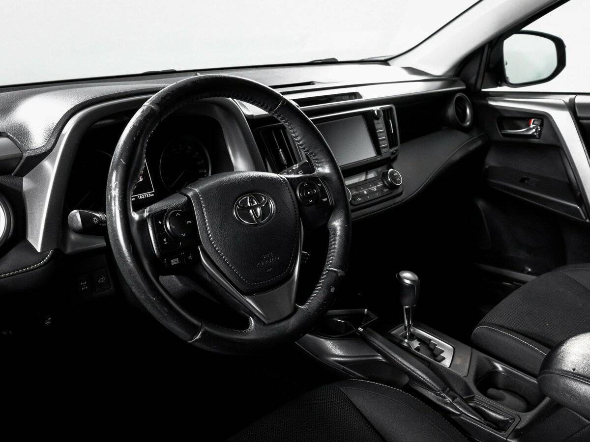 Toyota RAV4 с пробегом — 2017 год. Фото: #13