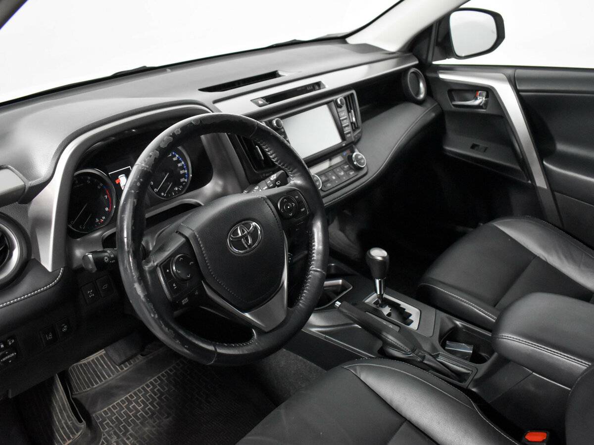 Toyota RAV4 с пробегом — 2017 год. Фото: #6