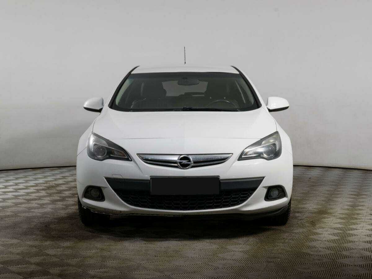 Opel Astra с пробегом — 2012 год. Фото: #1