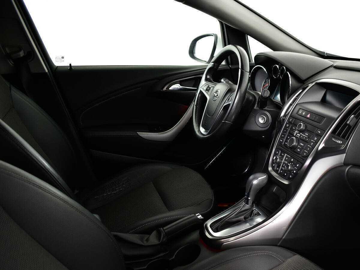 Opel Astra с пробегом — 2012 год. Фото: #6