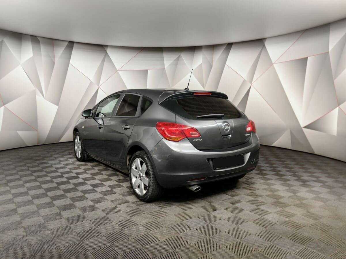 Opel Astra с пробегом — 2012 год. Фото: #3