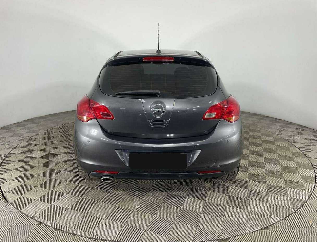 Opel Astra с пробегом — 2012 год. Фото: #2
